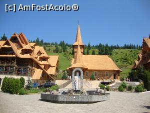 [P14] Fântâna arteziană din partea centrală a curții nu funcționa. În imagine se observă și biserica mănăstirii, realizată în stil maramureșean.  » foto by Floryn81
 - 
<span class="allrVoted glyphicon glyphicon-heart hidden" id="av757550"></span>
<a class="m-l-10 hidden" id="sv757550" onclick="voting_Foto_DelVot(,757550,1782)" role="button">șterge vot <span class="glyphicon glyphicon-remove"></span></a>
<a id="v9757550" class=" c-red"  onclick="voting_Foto_SetVot(757550)" role="button"><span class="glyphicon glyphicon-heart-empty"></span> <b>LIKE</b> = Votează poza</a> <img class="hidden"  id="f757550W9" src="/imagini/loader.gif" border="0" /><span class="AjErrMes hidden" id="e757550ErM"></span>