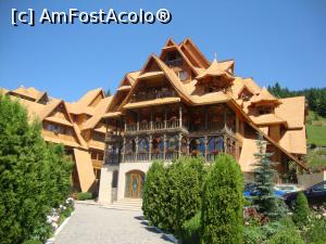 [P30] Construcții din stânga bisericii. Remarcăm dantelăria din lemn, dar și numeroasele ghivece cu flori atârnate în balcoane.  » foto by Floryn81
 - 
<span class="allrVoted glyphicon glyphicon-heart hidden" id="av757566"></span>
<a class="m-l-10 hidden" id="sv757566" onclick="voting_Foto_DelVot(,757566,1782)" role="button">șterge vot <span class="glyphicon glyphicon-remove"></span></a>
<a id="v9757566" class=" c-red"  onclick="voting_Foto_SetVot(757566)" role="button"><span class="glyphicon glyphicon-heart-empty"></span> <b>LIKE</b> = Votează poza</a> <img class="hidden"  id="f757566W9" src="/imagini/loader.gif" border="0" /><span class="AjErrMes hidden" id="e757566ErM"></span>