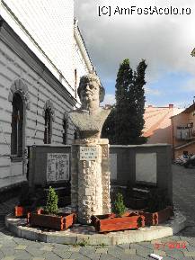 [P03] bustul lui Vasile Deac, primul primar ramas in istoria urbei » foto by cosminp
 - 
<span class="allrVoted glyphicon glyphicon-heart hidden" id="av103543"></span>
<a class="m-l-10 hidden" id="sv103543" onclick="voting_Foto_DelVot(,103543,1782)" role="button">șterge vot <span class="glyphicon glyphicon-remove"></span></a>
<a id="v9103543" class=" c-red"  onclick="voting_Foto_SetVot(103543)" role="button"><span class="glyphicon glyphicon-heart-empty"></span> <b>LIKE</b> = Votează poza</a> <img class="hidden"  id="f103543W9" src="/imagini/loader.gif" border="0" /><span class="AjErrMes hidden" id="e103543ErM"></span>