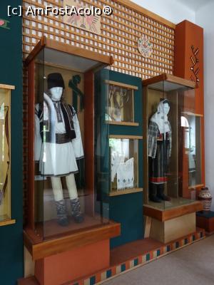 [P16] Vitrine - costume populare. » foto by tata123 🔱
 - 
<span class="allrVoted glyphicon glyphicon-heart hidden" id="av1258887"></span>
<a class="m-l-10 hidden" id="sv1258887" onclick="voting_Foto_DelVot(,1258887,1782)" role="button">șterge vot <span class="glyphicon glyphicon-remove"></span></a>
<a id="v91258887" class=" c-red"  onclick="voting_Foto_SetVot(1258887)" role="button"><span class="glyphicon glyphicon-heart-empty"></span> <b>LIKE</b> = Votează poza</a> <img class="hidden"  id="f1258887W9" src="/imagini/loader.gif" border="0" /><span class="AjErrMes hidden" id="e1258887ErM"></span>
