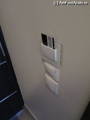 [P15] accesul in camera se face cu cartel. Din pacate, si alimentarea camerei cu energie electrica se intrerupe la scoaterea cartelei din lacas, astfel incat nu puteti folosi AC daca nu sunteti acolo. Daca poana anul trecut dadeau 2 cartele ocupantilor camerelor, acum se incredinteaza una singura...  » foto by nosferatoo
 - 
<span class="allrVoted glyphicon glyphicon-heart hidden" id="av516249"></span>
<a class="m-l-10 hidden" id="sv516249" onclick="voting_Foto_DelVot(,516249,1787)" role="button">șterge vot <span class="glyphicon glyphicon-remove"></span></a>
<a id="v9516249" class=" c-red"  onclick="voting_Foto_SetVot(516249)" role="button"><span class="glyphicon glyphicon-heart-empty"></span> <b>LIKE</b> = Votează poza</a> <img class="hidden"  id="f516249W9" src="/imagini/loader.gif" border="0" /><span class="AjErrMes hidden" id="e516249ErM"></span>