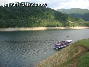 [P23] Pe lacul Vidraru se pot face plimbări cu vaporaşul.  » foto by Floryn81
 - 
<span class="allrVoted glyphicon glyphicon-heart hidden" id="av886330"></span>
<a class="m-l-10 hidden" id="sv886330" onclick="voting_Foto_DelVot(,886330,1790)" role="button">șterge vot <span class="glyphicon glyphicon-remove"></span></a>
<a id="v9886330" class=" c-red"  onclick="voting_Foto_SetVot(886330)" role="button"><span class="glyphicon glyphicon-heart-empty"></span> <b>LIKE</b> = Votează poza</a> <img class="hidden"  id="f886330W9" src="/imagini/loader.gif" border="0" /><span class="AjErrMes hidden" id="e886330ErM"></span>