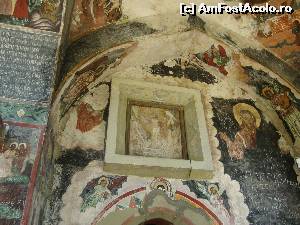 [P18] În pridvor, deasupra intrării, pictura este deteriorată.  » foto by Floryn81
 - 
<span class="allrVoted glyphicon glyphicon-heart hidden" id="av577662"></span>
<a class="m-l-10 hidden" id="sv577662" onclick="voting_Foto_DelVot(,577662,1792)" role="button">șterge vot <span class="glyphicon glyphicon-remove"></span></a>
<a id="v9577662" class=" c-red"  onclick="voting_Foto_SetVot(577662)" role="button"><span class="glyphicon glyphicon-heart-empty"></span> <b>LIKE</b> = Votează poza</a> <img class="hidden"  id="f577662W9" src="/imagini/loader.gif" border="0" /><span class="AjErrMes hidden" id="e577662ErM"></span>