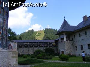[P15] Laturile de vest si nord ale manastirii, cu muntele din spate. Verdele vegetatiei din curte incearca sa concureze verdele smarald predominant al frescelor exterioare.  » foto by liviu49
 - 
<span class="allrVoted glyphicon glyphicon-heart hidden" id="av1038529"></span>
<a class="m-l-10 hidden" id="sv1038529" onclick="voting_Foto_DelVot(,1038529,1792)" role="button">șterge vot <span class="glyphicon glyphicon-remove"></span></a>
<a id="v91038529" class=" c-red"  onclick="voting_Foto_SetVot(1038529)" role="button"><span class="glyphicon glyphicon-heart-empty"></span> <b>LIKE</b> = Votează poza</a> <img class="hidden"  id="f1038529W9" src="/imagini/loader.gif" border="0" /><span class="AjErrMes hidden" id="e1038529ErM"></span>