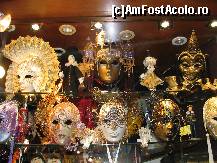 [P16] Masti veneziene in vitrina magazinelor de suveniruri » foto by luciaoradea
 - 
<span class="allrVoted glyphicon glyphicon-heart hidden" id="av168834"></span>
<a class="m-l-10 hidden" id="sv168834" onclick="voting_Foto_DelVot(,168834,1793)" role="button">șterge vot <span class="glyphicon glyphicon-remove"></span></a>
<a id="v9168834" class=" c-red"  onclick="voting_Foto_SetVot(168834)" role="button"><span class="glyphicon glyphicon-heart-empty"></span> <b>LIKE</b> = Votează poza</a> <img class="hidden"  id="f168834W9" src="/imagini/loader.gif" border="0" /><span class="AjErrMes hidden" id="e168834ErM"></span>