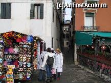 [P09] masti veneziene de vanzare la tarabe in tot orasul » foto by luciaoradea
 - 
<span class="allrVoted glyphicon glyphicon-heart hidden" id="av168827"></span>
<a class="m-l-10 hidden" id="sv168827" onclick="voting_Foto_DelVot(,168827,1793)" role="button">șterge vot <span class="glyphicon glyphicon-remove"></span></a>
<a id="v9168827" class=" c-red"  onclick="voting_Foto_SetVot(168827)" role="button"><span class="glyphicon glyphicon-heart-empty"></span> <b>LIKE</b> = Votează poza</a> <img class="hidden"  id="f168827W9" src="/imagini/loader.gif" border="0" /><span class="AjErrMes hidden" id="e168827ErM"></span>