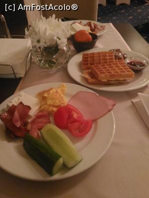 [P07] Hotel Alpin - micul dejun: telemea, putina omleta, o felie de muschi file, bacon prajit, rosie si castravete. Am gustat si o goffra cu dulceata, precum si o mandarina.  » foto by alina3
 - 
<span class="allrVoted glyphicon glyphicon-heart hidden" id="av957363"></span>
<a class="m-l-10 hidden" id="sv957363" onclick="voting_Foto_DelVot(,957363,1821)" role="button">șterge vot <span class="glyphicon glyphicon-remove"></span></a>
<a id="v9957363" class=" c-red"  onclick="voting_Foto_SetVot(957363)" role="button"><span class="glyphicon glyphicon-heart-empty"></span> <b>LIKE</b> = Votează poza</a> <img class="hidden"  id="f957363W9" src="/imagini/loader.gif" border="0" /><span class="AjErrMes hidden" id="e957363ErM"></span>