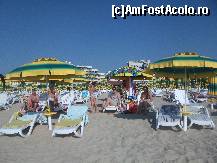 [P05] Plaja hotelului(curata, fara vanzatori ambulanti), destul de goala, observati ca din randul 3 umbrelele sunt stranse. Umbrelele si sezlongurile sunt noi. Saltelute pentru sezlonguri, 3 leva, la baiatul hotelului, sau prosoape de la receptia hotelului. » foto by ovi4x4
 - 
<span class="allrVoted glyphicon glyphicon-heart hidden" id="av251571"></span>
<a class="m-l-10 hidden" id="sv251571" onclick="voting_Foto_DelVot(,251571,1831)" role="button">șterge vot <span class="glyphicon glyphicon-remove"></span></a>
<a id="v9251571" class=" c-red"  onclick="voting_Foto_SetVot(251571)" role="button"><span class="glyphicon glyphicon-heart-empty"></span> <b>LIKE</b> = Votează poza</a> <img class="hidden"  id="f251571W9" src="/imagini/loader.gif" border="0" /><span class="AjErrMes hidden" id="e251571ErM"></span>