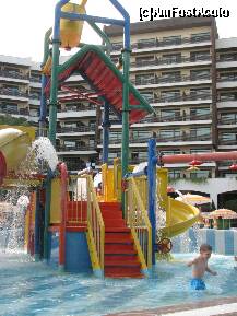 [P09] piscina pt cei mici, cu o galeata care se umplea si se rasturna la 5-10 minute.. » foto by Larissa
 - 
<span class="allrVoted glyphicon glyphicon-heart hidden" id="av251412"></span>
<a class="m-l-10 hidden" id="sv251412" onclick="voting_Foto_DelVot(,251412,1831)" role="button">șterge vot <span class="glyphicon glyphicon-remove"></span></a>
<a id="v9251412" class=" c-red"  onclick="voting_Foto_SetVot(251412)" role="button"><span class="glyphicon glyphicon-heart-empty"></span> <b>LIKE</b> = Votează poza</a> <img class="hidden"  id="f251412W9" src="/imagini/loader.gif" border="0" /><span class="AjErrMes hidden" id="e251412ErM"></span>
