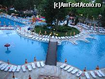 [P04] Piscina mare - fata de pos este simterica - poza din balconul nostru.
La ciuperca, este intrarea de la zero metri.
vedeti si piscina de copii mai in spate. » foto by emanicolai
 - 
<span class="allrVoted glyphicon glyphicon-heart hidden" id="av183988"></span>
<a class="m-l-10 hidden" id="sv183988" onclick="voting_Foto_DelVot(,183988,1831)" role="button">șterge vot <span class="glyphicon glyphicon-remove"></span></a>
<a id="v9183988" class=" c-red"  onclick="voting_Foto_SetVot(183988)" role="button"><span class="glyphicon glyphicon-heart-empty"></span> <b>LIKE</b> = Votează poza</a> <img class="hidden"  id="f183988W9" src="/imagini/loader.gif" border="0" /><span class="AjErrMes hidden" id="e183988ErM"></span>