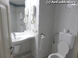[P17] Baia simpla si curata, dupa usa e si cada cu perdea. Totul functional, nimic de reprosat.  » foto by kikiritzi
 - 
<span class="allrVoted glyphicon glyphicon-heart hidden" id="av565918"></span>
<a class="m-l-10 hidden" id="sv565918" onclick="voting_Foto_DelVot(,565918,1848)" role="button">șterge vot <span class="glyphicon glyphicon-remove"></span></a>
<a id="v9565918" class=" c-red"  onclick="voting_Foto_SetVot(565918)" role="button"><span class="glyphicon glyphicon-heart-empty"></span> <b>LIKE</b> = Votează poza</a> <img class="hidden"  id="f565918W9" src="/imagini/loader.gif" border="0" /><span class="AjErrMes hidden" id="e565918ErM"></span>