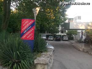 [P04] Intrare in hotel, parcare mica dar am gasit loc langa copaci, pe spatiul verde, asa parcheaza toata lumea.  » foto by coatug
 - 
<span class="allrVoted glyphicon glyphicon-heart hidden" id="av545774"></span>
<a class="m-l-10 hidden" id="sv545774" onclick="voting_Foto_DelVot(,545774,1857)" role="button">șterge vot <span class="glyphicon glyphicon-remove"></span></a>
<a id="v9545774" class=" c-red"  onclick="voting_Foto_SetVot(545774)" role="button"><span class="glyphicon glyphicon-heart-empty"></span> <b>LIKE</b> = Votează poza</a> <img class="hidden"  id="f545774W9" src="/imagini/loader.gif" border="0" /><span class="AjErrMes hidden" id="e545774ErM"></span>