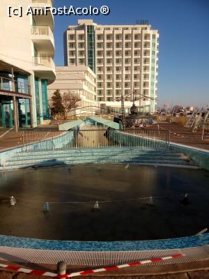 [P08] Cealalta piscina exterioara... defapt este un singur bazin dar impartit...  » foto by Razvan0606
 - 
<span class="allrVoted glyphicon glyphicon-heart hidden" id="av823150"></span>
<a class="m-l-10 hidden" id="sv823150" onclick="voting_Foto_DelVot(,823150,1869)" role="button">șterge vot <span class="glyphicon glyphicon-remove"></span></a>
<a id="v9823150" class=" c-red"  onclick="voting_Foto_SetVot(823150)" role="button"><span class="glyphicon glyphicon-heart-empty"></span> <b>LIKE</b> = Votează poza</a> <img class="hidden"  id="f823150W9" src="/imagini/loader.gif" border="0" /><span class="AjErrMes hidden" id="e823150ErM"></span>