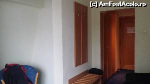 [P09] Hotel Belvedere, Predeal - camera nr. 322 - holul, dulapul, cuierul, suportul de bagaje » foto by nicole33
 - 
<span class="allrVoted glyphicon glyphicon-heart hidden" id="av607604"></span>
<a class="m-l-10 hidden" id="sv607604" onclick="voting_Foto_DelVot(,607604,1883)" role="button">șterge vot <span class="glyphicon glyphicon-remove"></span></a>
<a id="v9607604" class=" c-red"  onclick="voting_Foto_SetVot(607604)" role="button"><span class="glyphicon glyphicon-heart-empty"></span> <b>LIKE</b> = Votează poza</a> <img class="hidden"  id="f607604W9" src="/imagini/loader.gif" border="0" /><span class="AjErrMes hidden" id="e607604ErM"></span>