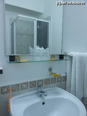 [P18] Hotel Belvedere - Predeal. Camera 108. Baia şi dotările ei.  » foto by iulianic
 - 
<span class="allrVoted glyphicon glyphicon-heart hidden" id="av606701"></span>
<a class="m-l-10 hidden" id="sv606701" onclick="voting_Foto_DelVot(,606701,1883)" role="button">șterge vot <span class="glyphicon glyphicon-remove"></span></a>
<a id="v9606701" class=" c-red"  onclick="voting_Foto_SetVot(606701)" role="button"><span class="glyphicon glyphicon-heart-empty"></span> <b>LIKE</b> = Votează poza</a> <img class="hidden"  id="f606701W9" src="/imagini/loader.gif" border="0" /><span class="AjErrMes hidden" id="e606701ErM"></span>