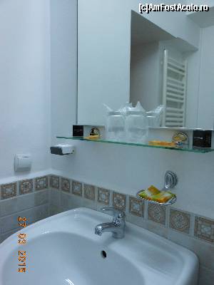 [P19] Hotel Belvedere - Predeal. Camera 108. Baia şi dotările ei.  » foto by iulianic
 - 
<span class="allrVoted glyphicon glyphicon-heart hidden" id="av606702"></span>
<a class="m-l-10 hidden" id="sv606702" onclick="voting_Foto_DelVot(,606702,1883)" role="button">șterge vot <span class="glyphicon glyphicon-remove"></span></a>
<a id="v9606702" class=" c-red"  onclick="voting_Foto_SetVot(606702)" role="button"><span class="glyphicon glyphicon-heart-empty"></span> <b>LIKE</b> = Votează poza</a> <img class="hidden"  id="f606702W9" src="/imagini/loader.gif" border="0" /><span class="AjErrMes hidden" id="e606702ErM"></span>
