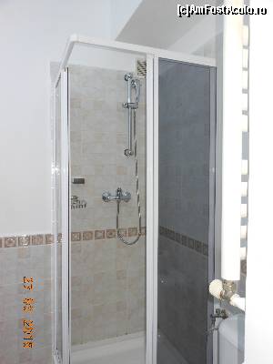 [P20] Hotel Belvedere - Predeal. Camera 108. Cabina de duş cu uşile dificil de manevrat.  » foto by iulianic
 - 
<span class="allrVoted glyphicon glyphicon-heart hidden" id="av606703"></span>
<a class="m-l-10 hidden" id="sv606703" onclick="voting_Foto_DelVot(,606703,1883)" role="button">șterge vot <span class="glyphicon glyphicon-remove"></span></a>
<a id="v9606703" class=" c-red"  onclick="voting_Foto_SetVot(606703)" role="button"><span class="glyphicon glyphicon-heart-empty"></span> <b>LIKE</b> = Votează poza</a> <img class="hidden"  id="f606703W9" src="/imagini/loader.gif" border="0" /><span class="AjErrMes hidden" id="e606703ErM"></span>
