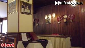 [P12] O altă imagine din restaurantul decorat cu picturi și obiecte de artizanat.  » foto by Costi
 - 
<span class="allrVoted glyphicon glyphicon-heart hidden" id="av607269"></span>
<a class="m-l-10 hidden" id="sv607269" onclick="voting_Foto_DelVot(,607269,1883)" role="button">șterge vot <span class="glyphicon glyphicon-remove"></span></a>
<a id="v9607269" class=" c-red"  onclick="voting_Foto_SetVot(607269)" role="button"><span class="glyphicon glyphicon-heart-empty"></span> <b>LIKE</b> = Votează poza</a> <img class="hidden"  id="f607269W9" src="/imagini/loader.gif" border="0" /><span class="AjErrMes hidden" id="e607269ErM"></span>