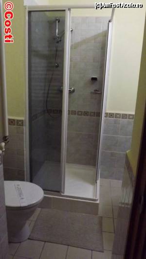 [P09] Mult-discutata cabină de duș. Invariabil, la toate camerele, ușile aveau probleme.  » foto by Costi
 - 
<span class="allrVoted glyphicon glyphicon-heart hidden" id="av607266"></span>
<a class="m-l-10 hidden" id="sv607266" onclick="voting_Foto_DelVot(,607266,1883)" role="button">șterge vot <span class="glyphicon glyphicon-remove"></span></a>
<a id="v9607266" class=" c-red"  onclick="voting_Foto_SetVot(607266)" role="button"><span class="glyphicon glyphicon-heart-empty"></span> <b>LIKE</b> = Votează poza</a> <img class="hidden"  id="f607266W9" src="/imagini/loader.gif" border="0" /><span class="AjErrMes hidden" id="e607266ErM"></span>