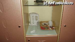 [P18] În holul apartamentului, cele doua dulapuri, cafetiera, ceaiuri, ness » foto by johnnyredlabel †
 - 
<span class="allrVoted glyphicon glyphicon-heart hidden" id="av409141"></span>
<a class="m-l-10 hidden" id="sv409141" onclick="voting_Foto_DelVot(,409141,1889)" role="button">șterge vot <span class="glyphicon glyphicon-remove"></span></a>
<a id="v9409141" class=" c-red"  onclick="voting_Foto_SetVot(409141)" role="button"><span class="glyphicon glyphicon-heart-empty"></span> <b>LIKE</b> = Votează poza</a> <img class="hidden"  id="f409141W9" src="/imagini/loader.gif" border="0" /><span class="AjErrMes hidden" id="e409141ErM"></span>