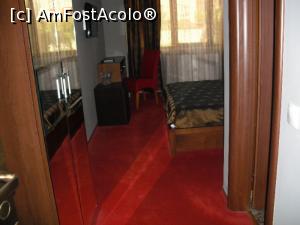 [P12] Intrăm în camera 108. În dreapta, baia, în stânga-șifonierul cu oglinzi.  » foto by Zoazore
 - 
<span class="allrVoted glyphicon glyphicon-heart hidden" id="av736756"></span>
<a class="m-l-10 hidden" id="sv736756" onclick="voting_Foto_DelVot(,736756,1913)" role="button">șterge vot <span class="glyphicon glyphicon-remove"></span></a>
<a id="v9736756" class=" c-red"  onclick="voting_Foto_SetVot(736756)" role="button"><span class="glyphicon glyphicon-heart-empty"></span> <b>LIKE</b> = Votează poza</a> <img class="hidden"  id="f736756W9" src="/imagini/loader.gif" border="0" /><span class="AjErrMes hidden" id="e736756ErM"></span>