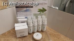 [P17] Produsele cosmetice din baie erau completate în fiecare zi.  » foto by Floryn81
 - 
<span class="allrVoted glyphicon glyphicon-heart hidden" id="av1026771"></span>
<a class="m-l-10 hidden" id="sv1026771" onclick="voting_Foto_DelVot(,1026771,1916)" role="button">șterge vot <span class="glyphicon glyphicon-remove"></span></a>
<a id="v91026771" class=" c-red"  onclick="voting_Foto_SetVot(1026771)" role="button"><span class="glyphicon glyphicon-heart-empty"></span> <b>LIKE</b> = Votează poza</a> <img class="hidden"  id="f1026771W9" src="/imagini/loader.gif" border="0" /><span class="AjErrMes hidden" id="e1026771ErM"></span>