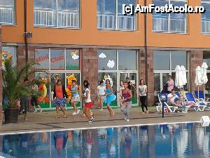 [P06] animație la piscină » foto by sorin.cimpeanu
 - 
<span class="allrVoted glyphicon glyphicon-heart hidden" id="av472887"></span>
<a class="m-l-10 hidden" id="sv472887" onclick="voting_Foto_DelVot(,472887,1924)" role="button">șterge vot <span class="glyphicon glyphicon-remove"></span></a>
<a id="v9472887" class=" c-red"  onclick="voting_Foto_SetVot(472887)" role="button"><span class="glyphicon glyphicon-heart-empty"></span> <b>LIKE</b> = Votează poza</a> <img class="hidden"  id="f472887W9" src="/imagini/loader.gif" border="0" /><span class="AjErrMes hidden" id="e472887ErM"></span>