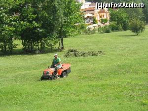 [P12] Se lucra de zor pe tractor (as) la mentinerea frumusetii resortului.  » foto by amanddor
 - 
<span class="allrVoted glyphicon glyphicon-heart hidden" id="av591259"></span>
<a class="m-l-10 hidden" id="sv591259" onclick="voting_Foto_DelVot(,591259,1929)" role="button">șterge vot <span class="glyphicon glyphicon-remove"></span></a>
<a id="v9591259" class=" c-red"  onclick="voting_Foto_SetVot(591259)" role="button"><span class="glyphicon glyphicon-heart-empty"></span> <b>LIKE</b> = Votează poza</a> <img class="hidden"  id="f591259W9" src="/imagini/loader.gif" border="0" /><span class="AjErrMes hidden" id="e591259ErM"></span>