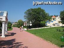 [P05] Alee din complex. In plan apropiat sunt centrul medical (stinga) si amfiteatrul. In spate restaurantul Sozopol. » foto by wallybu
 - 
<span class="allrVoted glyphicon glyphicon-heart hidden" id="av87146"></span>
<a class="m-l-10 hidden" id="sv87146" onclick="voting_Foto_DelVot(,87146,1929)" role="button">șterge vot <span class="glyphicon glyphicon-remove"></span></a>
<a id="v987146" class=" c-red"  onclick="voting_Foto_SetVot(87146)" role="button"><span class="glyphicon glyphicon-heart-empty"></span> <b>LIKE</b> = Votează poza</a> <img class="hidden"  id="f87146W9" src="/imagini/loader.gif" border="0" /><span class="AjErrMes hidden" id="e87146ErM"></span>