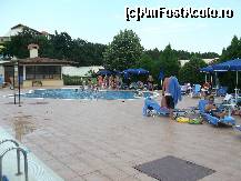 [P19] Piscina pentru copii ceva mai mici, in dreapta unde sunt brazii este intrarea in locul de joaca iar in dreptul grupului de adulti se poate observa toneta pentru prosoape de plaja.  » foto by bobyrodin
 - 
<span class="allrVoted glyphicon glyphicon-heart hidden" id="av401320"></span>
<a class="m-l-10 hidden" id="sv401320" onclick="voting_Foto_DelVot(,401320,1932)" role="button">șterge vot <span class="glyphicon glyphicon-remove"></span></a>
<a id="v9401320" class=" c-red"  onclick="voting_Foto_SetVot(401320)" role="button"><span class="glyphicon glyphicon-heart-empty"></span> <b>LIKE</b> = Votează poza</a> <img class="hidden"  id="f401320W9" src="/imagini/loader.gif" border="0" /><span class="AjErrMes hidden" id="e401320ErM"></span>