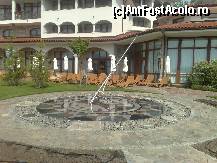 [P18] Ceasul solar; in spate este intrarea la piscina interioara si la zona de spa. » foto by irma_ro*
 - 
<span class="allrVoted glyphicon glyphicon-heart hidden" id="av62122"></span>
<a class="m-l-10 hidden" id="sv62122" onclick="voting_Foto_DelVot(,62122,1935)" role="button">șterge vot <span class="glyphicon glyphicon-remove"></span></a>
<a id="v962122" class=" c-red"  onclick="voting_Foto_SetVot(62122)" role="button"><span class="glyphicon glyphicon-heart-empty"></span> <b>LIKE</b> = Votează poza</a> <img class="hidden"  id="f62122W9" src="/imagini/loader.gif" border="0" /><span class="AjErrMes hidden" id="e62122ErM"></span>