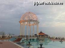 [P03] Piscina are in centru o 'constructie' :) interesanta
Se poate trece pe sub ea prin apa :) » foto by irma_ro*
 - 
<span class="allrVoted glyphicon glyphicon-heart hidden" id="av62107"></span>
<a class="m-l-10 hidden" id="sv62107" onclick="voting_Foto_DelVot(,62107,1935)" role="button">șterge vot <span class="glyphicon glyphicon-remove"></span></a>
<a id="v962107" class=" c-red"  onclick="voting_Foto_SetVot(62107)" role="button"><span class="glyphicon glyphicon-heart-empty"></span> <b>LIKE</b> = Votează poza</a> <img class="hidden"  id="f62107W9" src="/imagini/loader.gif" border="0" /><span class="AjErrMes hidden" id="e62107ErM"></span>