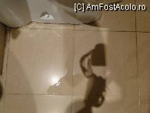 [P08] Balta mea de apa draga, de care am avut parte tot sejurul si din cauza careia eram sa-mi rup gatul. Era condensul de la vasul de toaleta... » foto by spezam
 - 
<span class="allrVoted glyphicon glyphicon-heart hidden" id="av104051"></span>
<a class="m-l-10 hidden" id="sv104051" onclick="voting_Foto_DelVot(,104051,1951)" role="button">șterge vot <span class="glyphicon glyphicon-remove"></span></a>
<a id="v9104051" class=" c-red"  onclick="voting_Foto_SetVot(104051)" role="button"><span class="glyphicon glyphicon-heart-empty"></span> <b>LIKE</b> = Votează poza</a> <img class="hidden"  id="f104051W9" src="/imagini/loader.gif" border="0" /><span class="AjErrMes hidden" id="e104051ErM"></span>