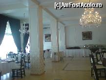 [P08] Restaurant - in plan indepartat se observa mesele unde era asezata mancarea pentru micul dejun » foto by tabache
 - 
<span class="allrVoted glyphicon glyphicon-heart hidden" id="av460083"></span>
<a class="m-l-10 hidden" id="sv460083" onclick="voting_Foto_DelVot(,460083,1954)" role="button">șterge vot <span class="glyphicon glyphicon-remove"></span></a>
<a id="v9460083" class=" c-red"  onclick="voting_Foto_SetVot(460083)" role="button"><span class="glyphicon glyphicon-heart-empty"></span> <b>LIKE</b> = Votează poza</a> <img class="hidden"  id="f460083W9" src="/imagini/loader.gif" border="0" /><span class="AjErrMes hidden" id="e460083ErM"></span>
