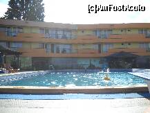 [P19] Se observa ca piscina este destul de aproape de cladirea hotelului. » foto by fluturas1*
 - 
<span class="allrVoted glyphicon glyphicon-heart hidden" id="av131528"></span>
<a class="m-l-10 hidden" id="sv131528" onclick="voting_Foto_DelVot(,131528,1955)" role="button">șterge vot <span class="glyphicon glyphicon-remove"></span></a>
<a id="v9131528" class=" c-red"  onclick="voting_Foto_SetVot(131528)" role="button"><span class="glyphicon glyphicon-heart-empty"></span> <b>LIKE</b> = Votează poza</a> <img class="hidden"  id="f131528W9" src="/imagini/loader.gif" border="0" /><span class="AjErrMes hidden" id="e131528ErM"></span>