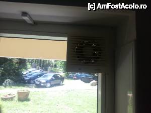 [P12] Ventilatorul plin de praf din baie era ataşat direct de geamul fix.  » foto by ionut.iosub
 - 
<span class="allrVoted glyphicon glyphicon-heart hidden" id="av429419"></span>
<a class="m-l-10 hidden" id="sv429419" onclick="voting_Foto_DelVot(,429419,1955)" role="button">șterge vot <span class="glyphicon glyphicon-remove"></span></a>
<a id="v9429419" class=" c-red"  onclick="voting_Foto_SetVot(429419)" role="button"><span class="glyphicon glyphicon-heart-empty"></span> <b>LIKE</b> = Votează poza</a> <img class="hidden"  id="f429419W9" src="/imagini/loader.gif" border="0" /><span class="AjErrMes hidden" id="e429419ErM"></span>