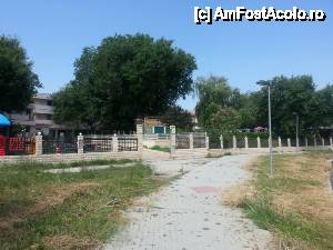 [P65] În stânga: zona de joacă pentru copii. În dreapta: zona piscinei. Vedere de pe drumul spre plajă.  » foto by ionut.iosub
 - 
<span class="allrVoted glyphicon glyphicon-heart hidden" id="av429491"></span>
<a class="m-l-10 hidden" id="sv429491" onclick="voting_Foto_DelVot(,429491,1955)" role="button">șterge vot <span class="glyphicon glyphicon-remove"></span></a>
<a id="v9429491" class=" c-red"  onclick="voting_Foto_SetVot(429491)" role="button"><span class="glyphicon glyphicon-heart-empty"></span> <b>LIKE</b> = Votează poza</a> <img class="hidden"  id="f429491W9" src="/imagini/loader.gif" border="0" /><span class="AjErrMes hidden" id="e429491ErM"></span>