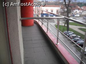[P12] Balconul, cu o delimitare clară, netă între camere. Bine că nu se putea deschide ușa pe dinafară.  » foto by Zoazore
 - 
<span class="allrVoted glyphicon glyphicon-heart hidden" id="av951243"></span>
<a class="m-l-10 hidden" id="sv951243" onclick="voting_Foto_DelVot(,951243,1971)" role="button">șterge vot <span class="glyphicon glyphicon-remove"></span></a>
<a id="v9951243" class=" c-red"  onclick="voting_Foto_SetVot(951243)" role="button"><span class="glyphicon glyphicon-heart-empty"></span> <b>LIKE</b> = Votează poza</a> <img class="hidden"  id="f951243W9" src="/imagini/loader.gif" border="0" /><span class="AjErrMes hidden" id="e951243ErM"></span>