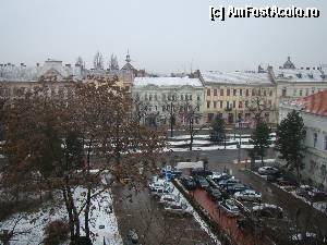 [P06] Parcarea hotelului si privelistea din fata, catre bulevardul central. Iarna, in serile de simbata, cind se intorc schiorii din Austria, parcarea devine neincapatoare.  » foto by abancor
 - 
<span class="allrVoted glyphicon glyphicon-heart hidden" id="av338981"></span>
<a class="m-l-10 hidden" id="sv338981" onclick="voting_Foto_DelVot(,338981,1984)" role="button">șterge vot <span class="glyphicon glyphicon-remove"></span></a>
<a id="v9338981" class=" c-red"  onclick="voting_Foto_SetVot(338981)" role="button"><span class="glyphicon glyphicon-heart-empty"></span> <b>LIKE</b> = Votează poza</a> <img class="hidden"  id="f338981W9" src="/imagini/loader.gif" border="0" /><span class="AjErrMes hidden" id="e338981ErM"></span>