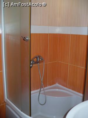 [P11] cabina de dus » foto by Yolanda
 - 
<span class="allrVoted glyphicon glyphicon-heart hidden" id="av991511"></span>
<a class="m-l-10 hidden" id="sv991511" onclick="voting_Foto_DelVot(,991511,1986)" role="button">șterge vot <span class="glyphicon glyphicon-remove"></span></a>
<a id="v9991511" class=" c-red"  onclick="voting_Foto_SetVot(991511)" role="button"><span class="glyphicon glyphicon-heart-empty"></span> <b>LIKE</b> = Votează poza</a> <img class="hidden"  id="f991511W9" src="/imagini/loader.gif" border="0" /><span class="AjErrMes hidden" id="e991511ErM"></span>