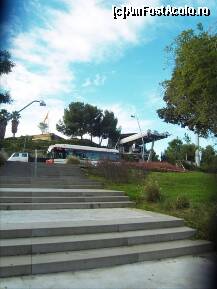 [P20] Aproape am ajuns la Castel. In fundal, cu steagul, se vede Castelul. In dreapta, statia terminus a Telefericului. Autobuzul din imagine e 193. Aici e statia lui. Asteapta ceva timp aici, apoi porneste... » foto by TraianS
 - 
<span class="allrVoted glyphicon glyphicon-heart hidden" id="av291290"></span>
<a class="m-l-10 hidden" id="sv291290" onclick="voting_Foto_DelVot(,291290,1999)" role="button">șterge vot <span class="glyphicon glyphicon-remove"></span></a>
<a id="v9291290" class=" c-red"  onclick="voting_Foto_SetVot(291290)" role="button"><span class="glyphicon glyphicon-heart-empty"></span> <b>LIKE</b> = Votează poza</a> <img class="hidden"  id="f291290W9" src="/imagini/loader.gif" border="0" /><span class="AjErrMes hidden" id="e291290ErM"></span>