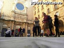 [P178] In curtea interioara din fata Basilicii care pe la 11 era inchisa. In dreapta coada celor care asteapta sa mearga la Fecioara Neagra. Prin stanga se poate merge pentru a pune lumanari. » foto by TraianS
 - 
<span class="allrVoted glyphicon glyphicon-heart hidden" id="av297130"></span>
<a class="m-l-10 hidden" id="sv297130" onclick="voting_Foto_DelVot(,297130,1999)" role="button">șterge vot <span class="glyphicon glyphicon-remove"></span></a>
<a id="v9297130" class=" c-red"  onclick="voting_Foto_SetVot(297130)" role="button"><span class="glyphicon glyphicon-heart-empty"></span> <b>LIKE</b> = Votează poza</a> <img class="hidden"  id="f297130W9" src="/imagini/loader.gif" border="0" /><span class="AjErrMes hidden" id="e297130ErM"></span>