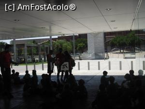 [P17] Clasele de copii însoțite de profesori, așteptând pe rând intrarea în muzeul CosmoCaixa » foto by diacrys*
 - 
<span class="allrVoted glyphicon glyphicon-heart hidden" id="av822275"></span>
<a class="m-l-10 hidden" id="sv822275" onclick="voting_Foto_DelVot(,822275,1999)" role="button">șterge vot <span class="glyphicon glyphicon-remove"></span></a>
<a id="v9822275" class=" c-red"  onclick="voting_Foto_SetVot(822275)" role="button"><span class="glyphicon glyphicon-heart-empty"></span> <b>LIKE</b> = Votează poza</a> <img class="hidden"  id="f822275W9" src="/imagini/loader.gif" border="0" /><span class="AjErrMes hidden" id="e822275ErM"></span>
