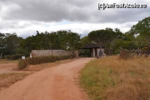 [P165] Poarta de iesire din parc. 
La revedere, Tsavo East!  » foto by cristina65
 - 
<span class="allrVoted glyphicon glyphicon-heart hidden" id="av590833"></span>
<a class="m-l-10 hidden" id="sv590833" onclick="voting_Foto_DelVot(,590833,2009)" role="button">șterge vot <span class="glyphicon glyphicon-remove"></span></a>
<a id="v9590833" class=" c-red"  onclick="voting_Foto_SetVot(590833)" role="button"><span class="glyphicon glyphicon-heart-empty"></span> <b>LIKE</b> = Votează poza</a> <img class="hidden"  id="f590833W9" src="/imagini/loader.gif" border="0" /><span class="AjErrMes hidden" id="e590833ErM"></span>