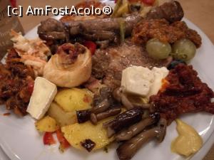 [P32] Cina din prima seară » foto by crismis
 - 
<span class="allrVoted glyphicon glyphicon-heart hidden" id="av824810"></span>
<a class="m-l-10 hidden" id="sv824810" onclick="voting_Foto_DelVot(,824810,2010)" role="button">șterge vot <span class="glyphicon glyphicon-remove"></span></a>
<a id="v9824810" class=" c-red"  onclick="voting_Foto_SetVot(824810)" role="button"><span class="glyphicon glyphicon-heart-empty"></span> <b>LIKE</b> = Votează poza</a> <img class="hidden"  id="f824810W9" src="/imagini/loader.gif" border="0" /><span class="AjErrMes hidden" id="e824810ErM"></span>