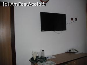 [P02] Televizorul (nu l-am deschis) și biroul.  » foto by Zoazore
 - 
<span class="allrVoted glyphicon glyphicon-heart hidden" id="av842321"></span>
<a class="m-l-10 hidden" id="sv842321" onclick="voting_Foto_DelVot(,842321,2010)" role="button">șterge vot <span class="glyphicon glyphicon-remove"></span></a>
<a id="v9842321" class=" c-red"  onclick="voting_Foto_SetVot(842321)" role="button"><span class="glyphicon glyphicon-heart-empty"></span> <b>LIKE</b> = Votează poza</a> <img class="hidden"  id="f842321W9" src="/imagini/loader.gif" border="0" /><span class="AjErrMes hidden" id="e842321ErM"></span>