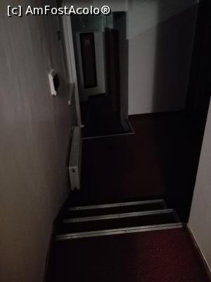 [P22] Holul cu accesul la camere dotat cu senzori de lumina pe fiecare portiune.  » foto by sdragos24
 - 
<span class="allrVoted glyphicon glyphicon-heart hidden" id="av791130"></span>
<a class="m-l-10 hidden" id="sv791130" onclick="voting_Foto_DelVot(,791130,2010)" role="button">șterge vot <span class="glyphicon glyphicon-remove"></span></a>
<a id="v9791130" class=" c-red"  onclick="voting_Foto_SetVot(791130)" role="button"><span class="glyphicon glyphicon-heart-empty"></span> <b>LIKE</b> = Votează poza</a> <img class="hidden"  id="f791130W9" src="/imagini/loader.gif" border="0" /><span class="AjErrMes hidden" id="e791130ErM"></span>