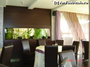 [P11] Restaurantul şi un mic acvariu. Se văd şi perdelele, care în tot hotelul au fost perdele deosebit de frumoase.  » foto by hlli
 - 
<span class="allrVoted glyphicon glyphicon-heart hidden" id="av613525"></span>
<a class="m-l-10 hidden" id="sv613525" onclick="voting_Foto_DelVot(,613525,2014)" role="button">șterge vot <span class="glyphicon glyphicon-remove"></span></a>
<a id="v9613525" class=" c-red"  onclick="voting_Foto_SetVot(613525)" role="button"><span class="glyphicon glyphicon-heart-empty"></span> <b>LIKE</b> = Votează poza</a> <img class="hidden"  id="f613525W9" src="/imagini/loader.gif" border="0" /><span class="AjErrMes hidden" id="e613525ErM"></span>