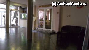 [P03] Perla Hotel [1 Mai] - holul de la intrare; recepţia este în stânga pozei. În colţul din dreapta, imediat după fotolii, era calculatorul 'public'.  » foto by Dragoș_MD
 - 
<span class="allrVoted glyphicon glyphicon-heart hidden" id="av394120"></span>
<a class="m-l-10 hidden" id="sv394120" onclick="voting_Foto_DelVot(,394120,2014)" role="button">șterge vot <span class="glyphicon glyphicon-remove"></span></a>
<a id="v9394120" class=" c-red"  onclick="voting_Foto_SetVot(394120)" role="button"><span class="glyphicon glyphicon-heart-empty"></span> <b>LIKE</b> = Votează poza</a> <img class="hidden"  id="f394120W9" src="/imagini/loader.gif" border="0" /><span class="AjErrMes hidden" id="e394120ErM"></span>