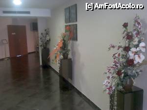 [P04] Perla Hotel [1 Mai] - holul spre pasajul către SPA. Uşa din fundal este a sălii de conferinţă. La dreapta este recepţia şi intrarea principală, precum şi accesul spre camere.  » foto by Dragoș_MD
 - 
<span class="allrVoted glyphicon glyphicon-heart hidden" id="av394123"></span>
<a class="m-l-10 hidden" id="sv394123" onclick="voting_Foto_DelVot(,394123,2014)" role="button">șterge vot <span class="glyphicon glyphicon-remove"></span></a>
<a id="v9394123" class=" c-red"  onclick="voting_Foto_SetVot(394123)" role="button"><span class="glyphicon glyphicon-heart-empty"></span> <b>LIKE</b> = Votează poza</a> <img class="hidden"  id="f394123W9" src="/imagini/loader.gif" border="0" /><span class="AjErrMes hidden" id="e394123ErM"></span>